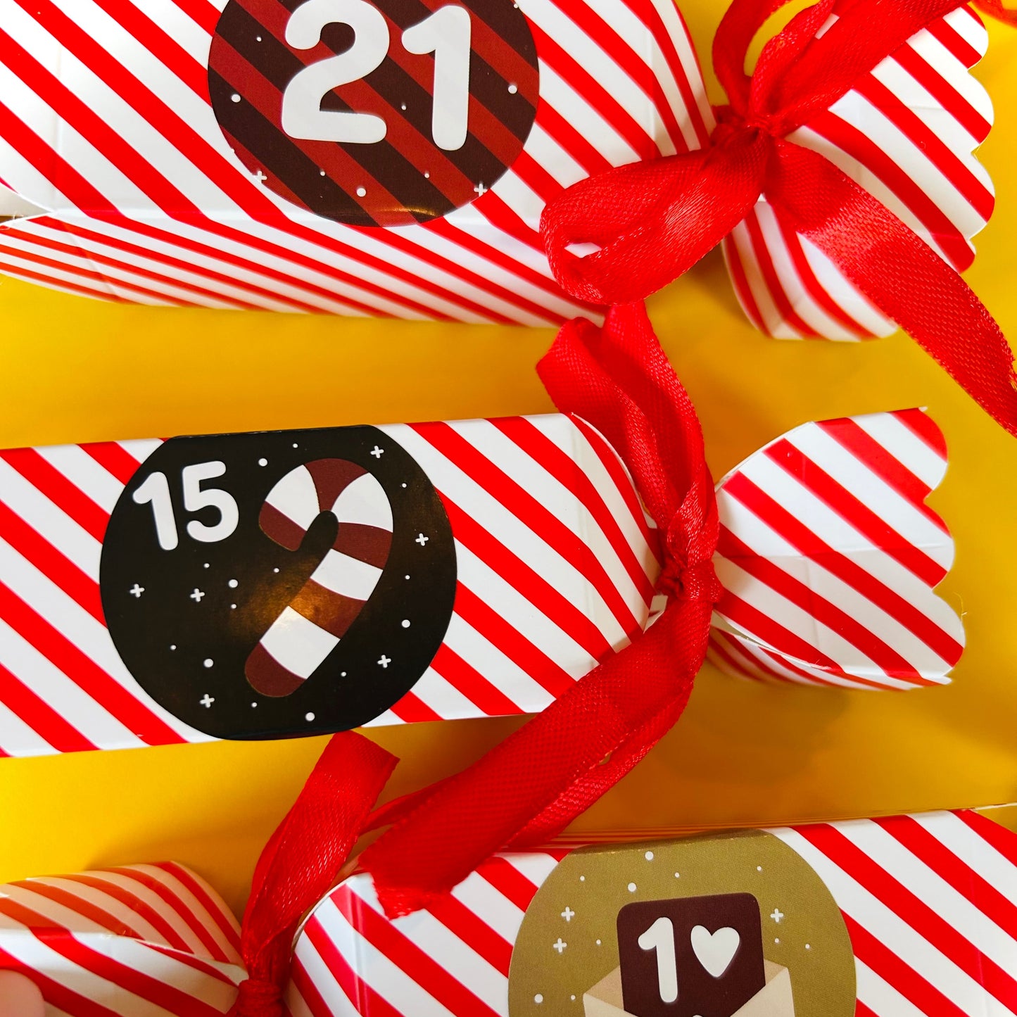 Calendrier de l’Avent bonbons en prévente – 24 crackers festifs remplis de douceurs, plus de 450 g de friandises.